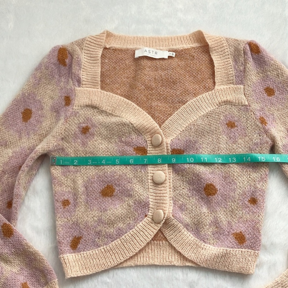 NWOT ASTR Tricia Cropped Cardigan Sweater in Lilac Floral, size small - Picture 4 of 8